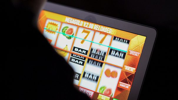 Why are slot machines a popular game in online casinos