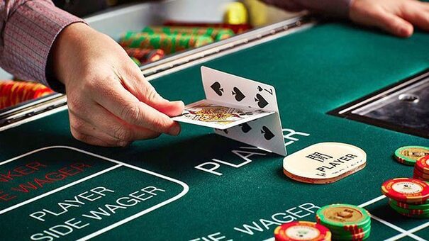 How do I play Casino Baccarat? How many people can play?